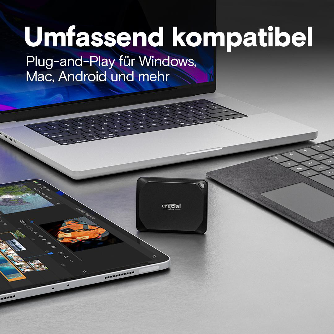 Laptop, Tablet und externe Festplatte auf einem Tisch. Der Text lautet 'Umfassend kompatibel' und 'Plug-and-Play'.