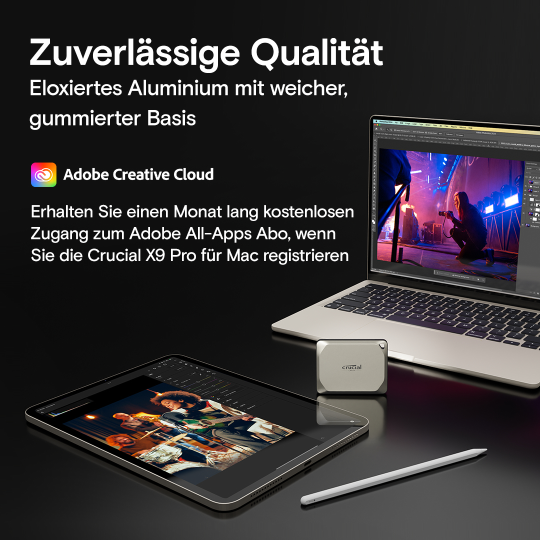 Ein Tablet und ein Laptop mit einem quadratischen Gerät dazwischen, alles auf dunkler Oberfläche.