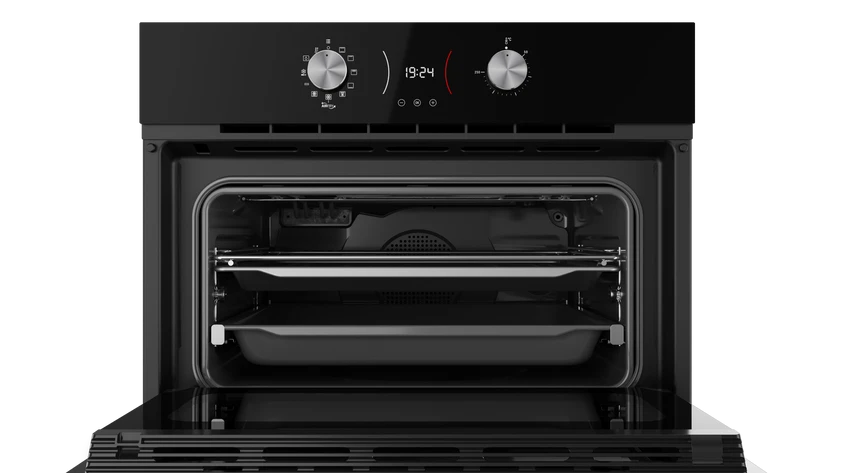 Horno negro abierto con dos rejillas y una bandeja dentro. Controles y reloj digital arriba.