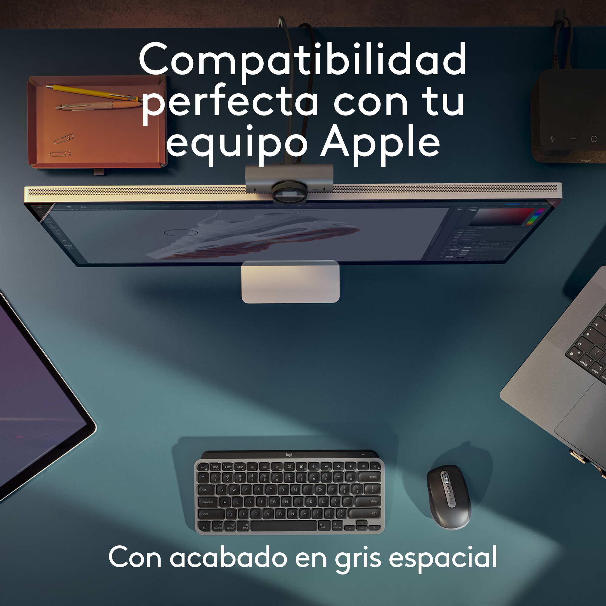 Espacio de trabajo con monitor, teclado y ratón, con texto.