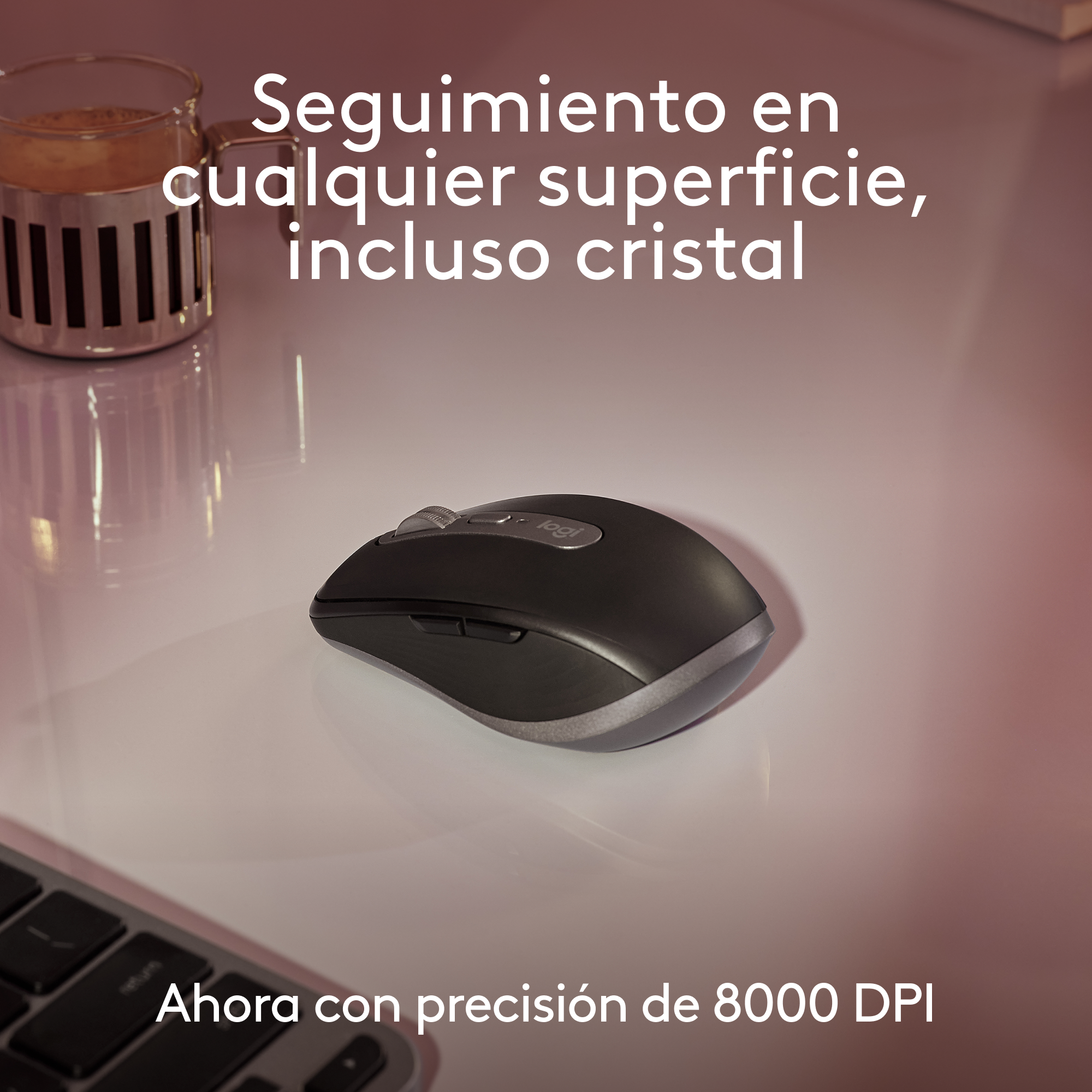 Un ratón negro sobre una superficie blanca. El texto dice 'Seguimiento en cualquier superficie' y '8000 DPI'.