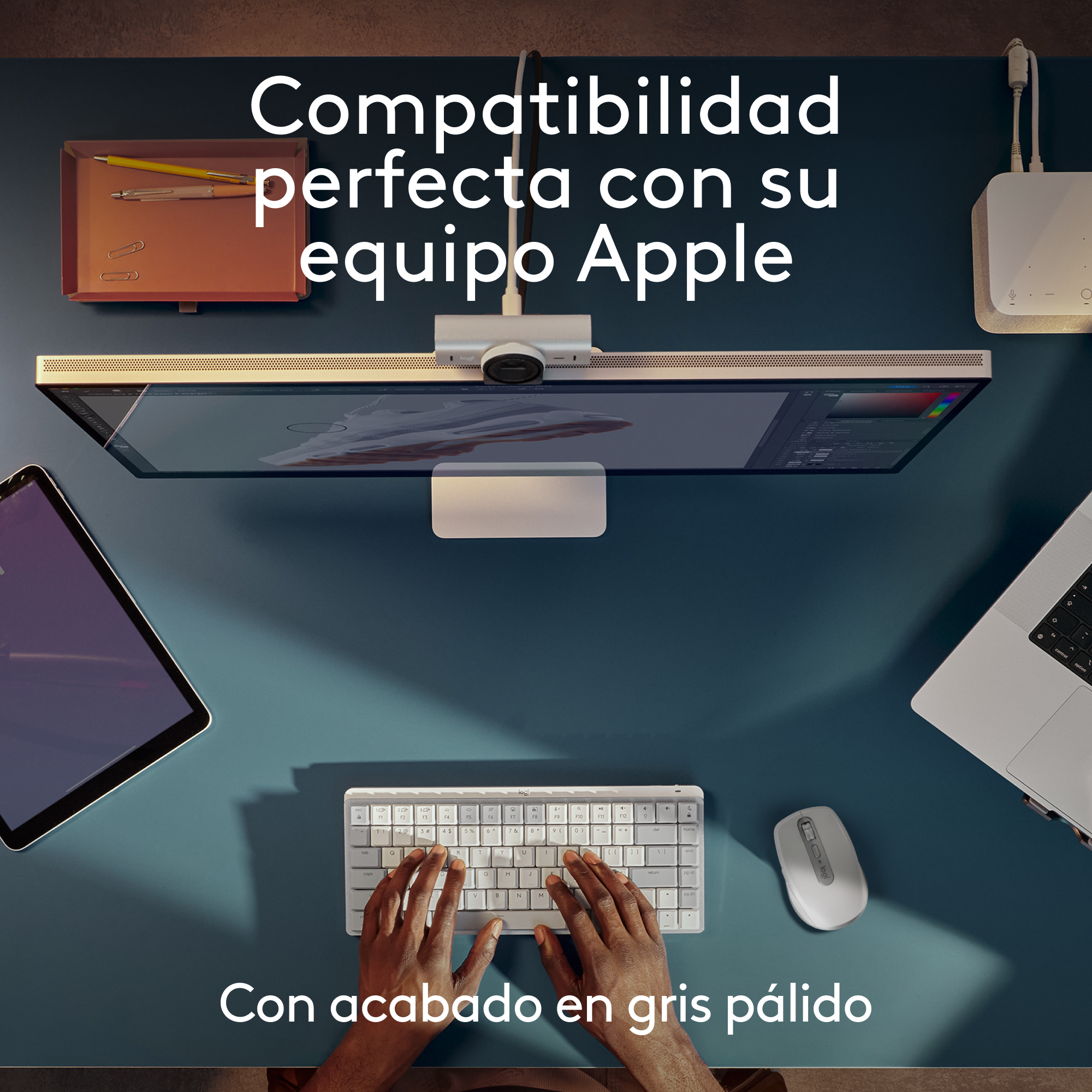 Una configuración de escritorio con monitor, teclado, ratón y tableta.