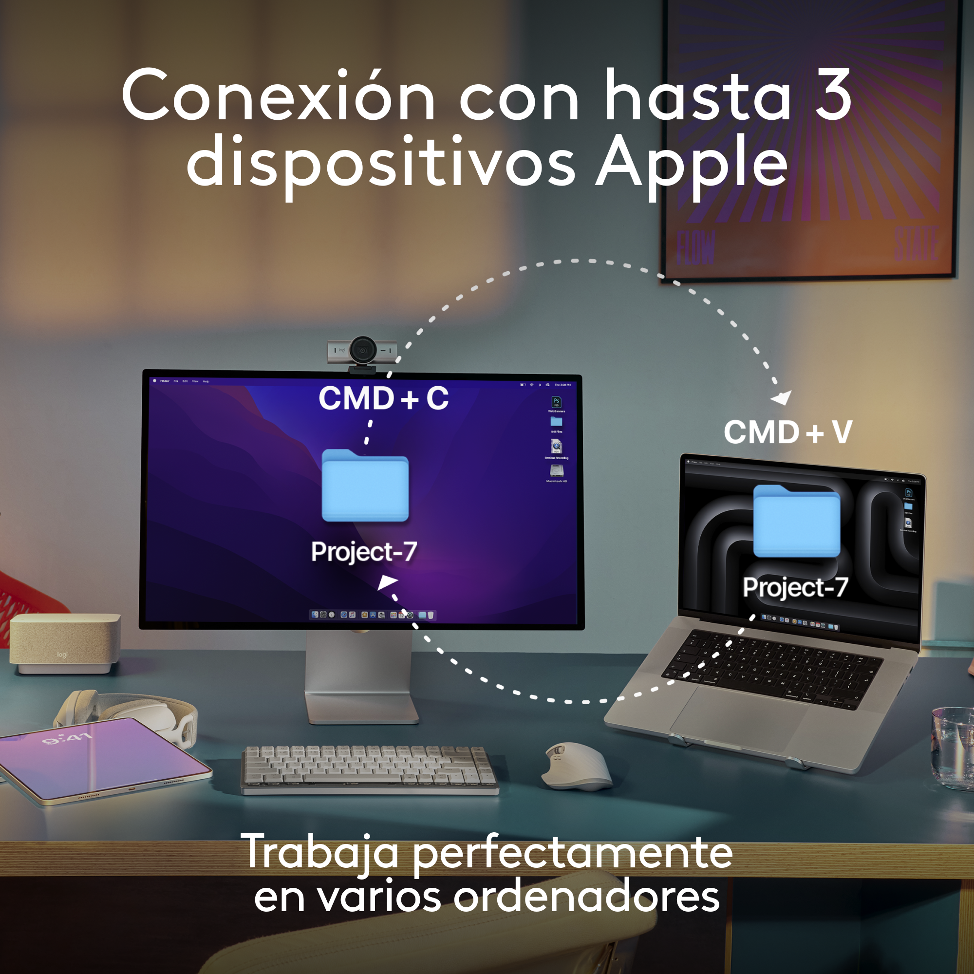 Varios dispositivos Apple conectados, superposición de texto, escritorio con accesorios.