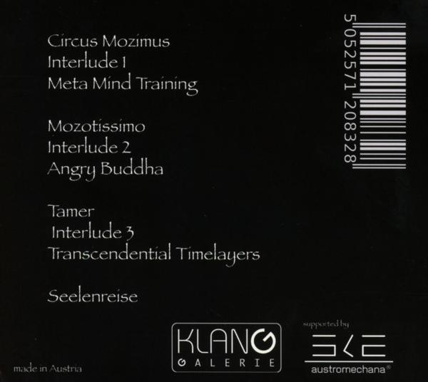 Die Rückseite einer CD-Hülle mit Titellisten und einem Barcode. Der Text ist weiß auf schwarzem Grund.