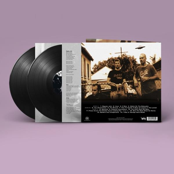 Zwei Schallplatten mit Cover, das ein Bandfoto zeigt. Hintergrund ist lila.