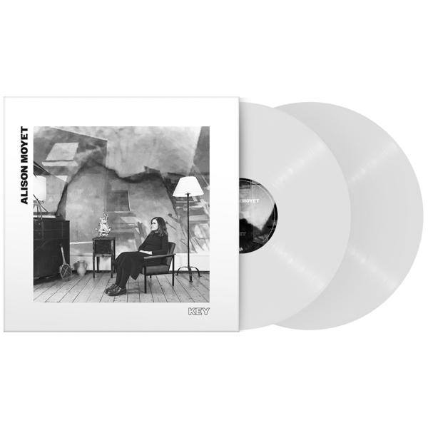 Albumcover: Eine Frau sitzt in einem Stuhl mit zwei weißen Vinylplatten.