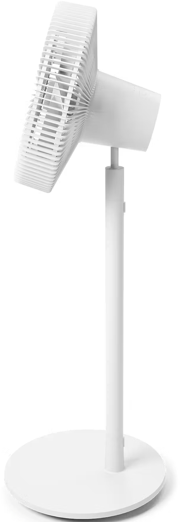 Ein weißer Ventilator auf einem Ständer. Der Ventilator ist nach oben abgewinkelt.