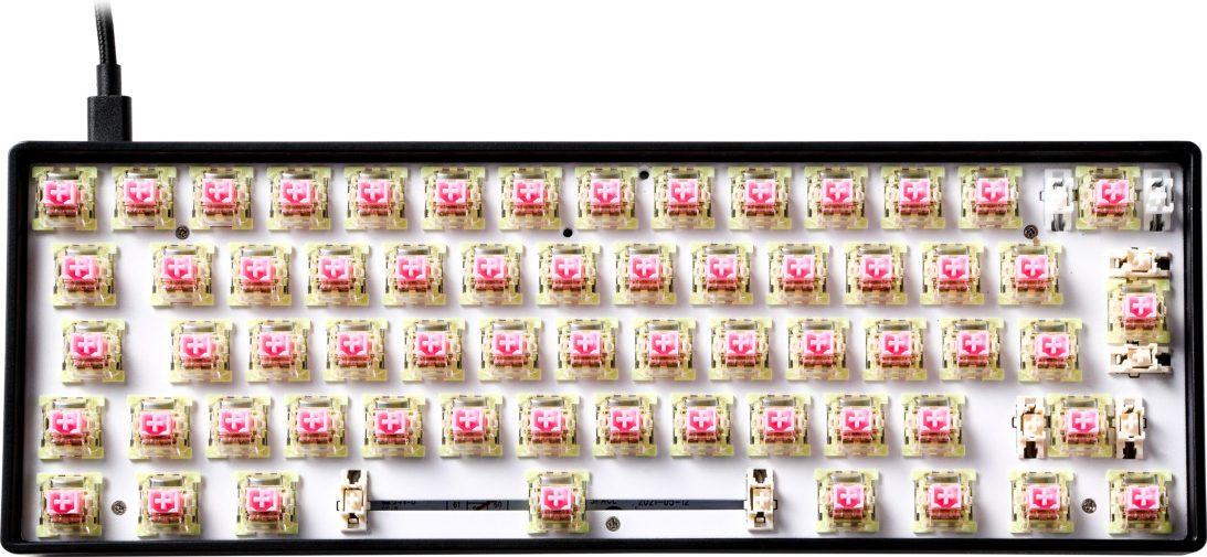 Eine Draufsicht auf eine mechanische Tastatur mit roten Schaltern.
