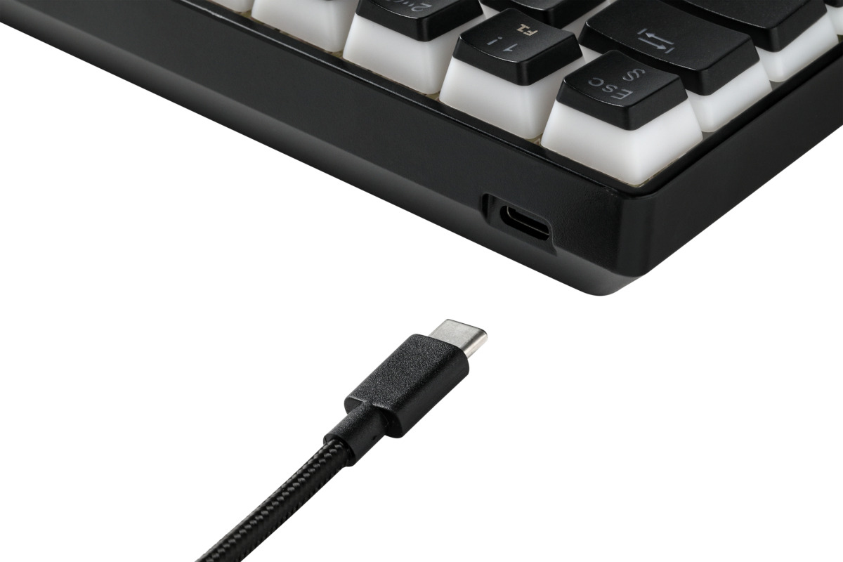 Nahaufnahme einer schwarzen Tastatur mit einem USB-C-Kabel, das angeschlossen werden soll.
