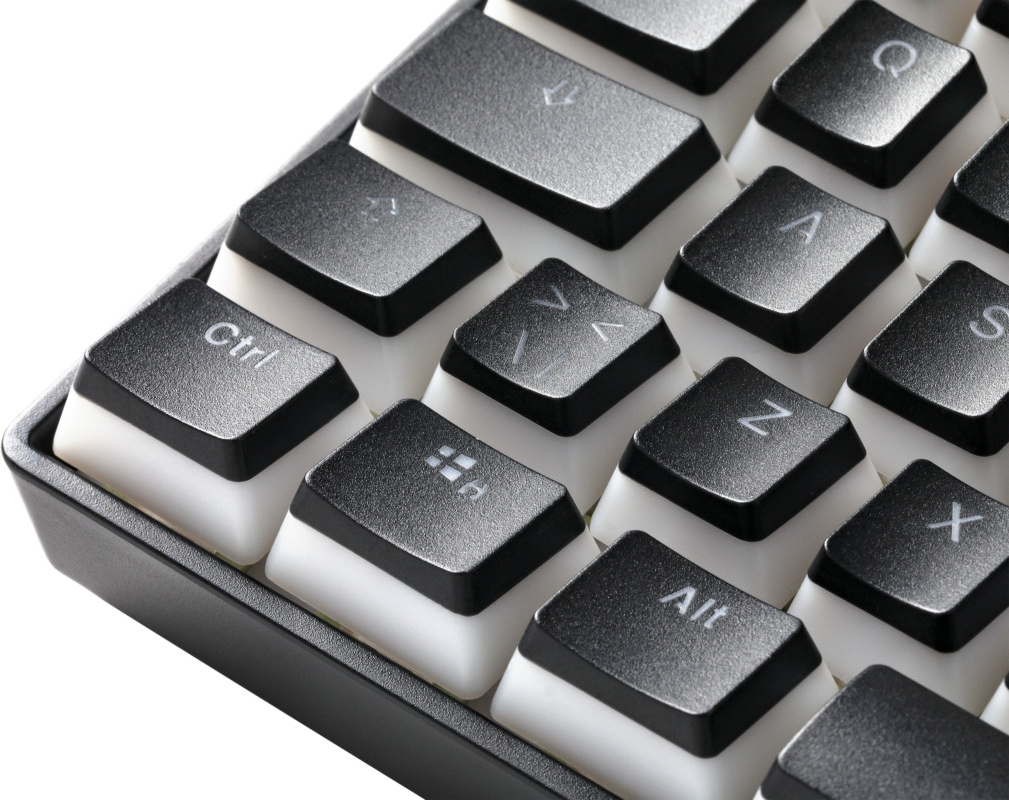 Nahaufnahme einer Tastatur mit schwarzen Tasten und weißen Tastenkappen.