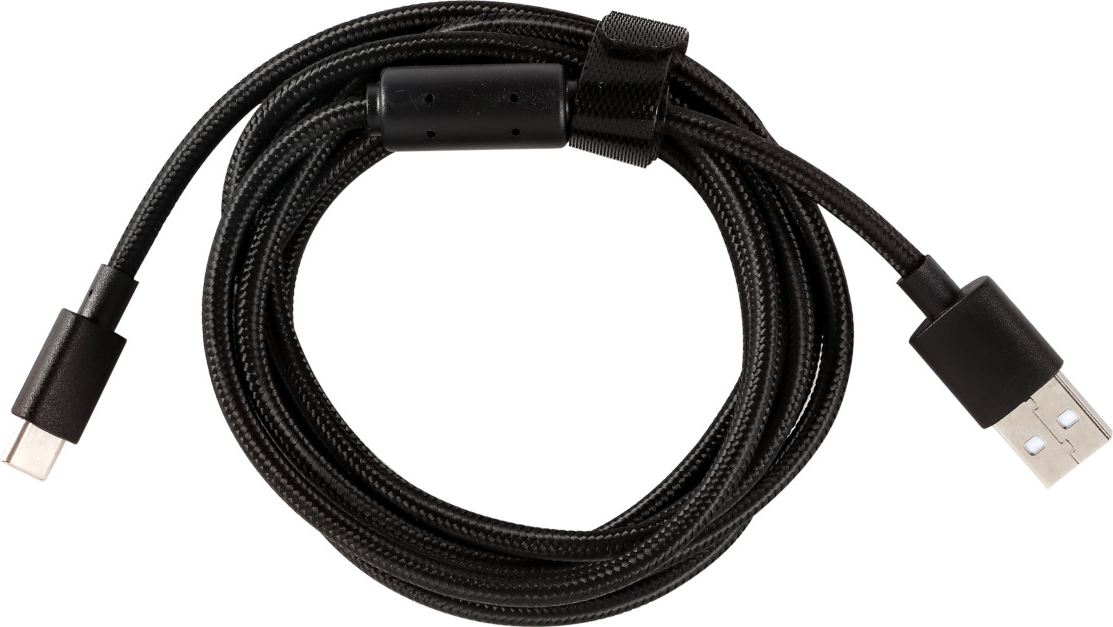 Schwarzes Ladekabel. USB-zu-USB-C-Kabel in gewickelter Form, weißer Hintergrund.