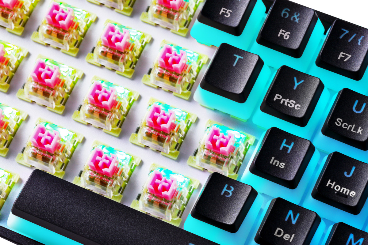 Nahaufnahme einer mechanischen Tastatur mit rosa Schaltern und schwarzen Tasten.