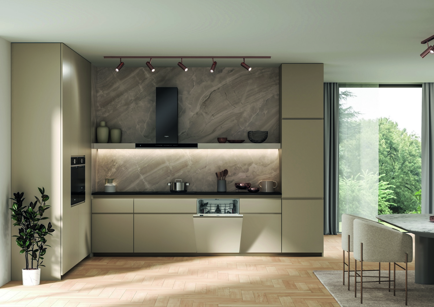 Cocina moderna con armarios beige, electrodomésticos integrados y salpicadero de mármol.