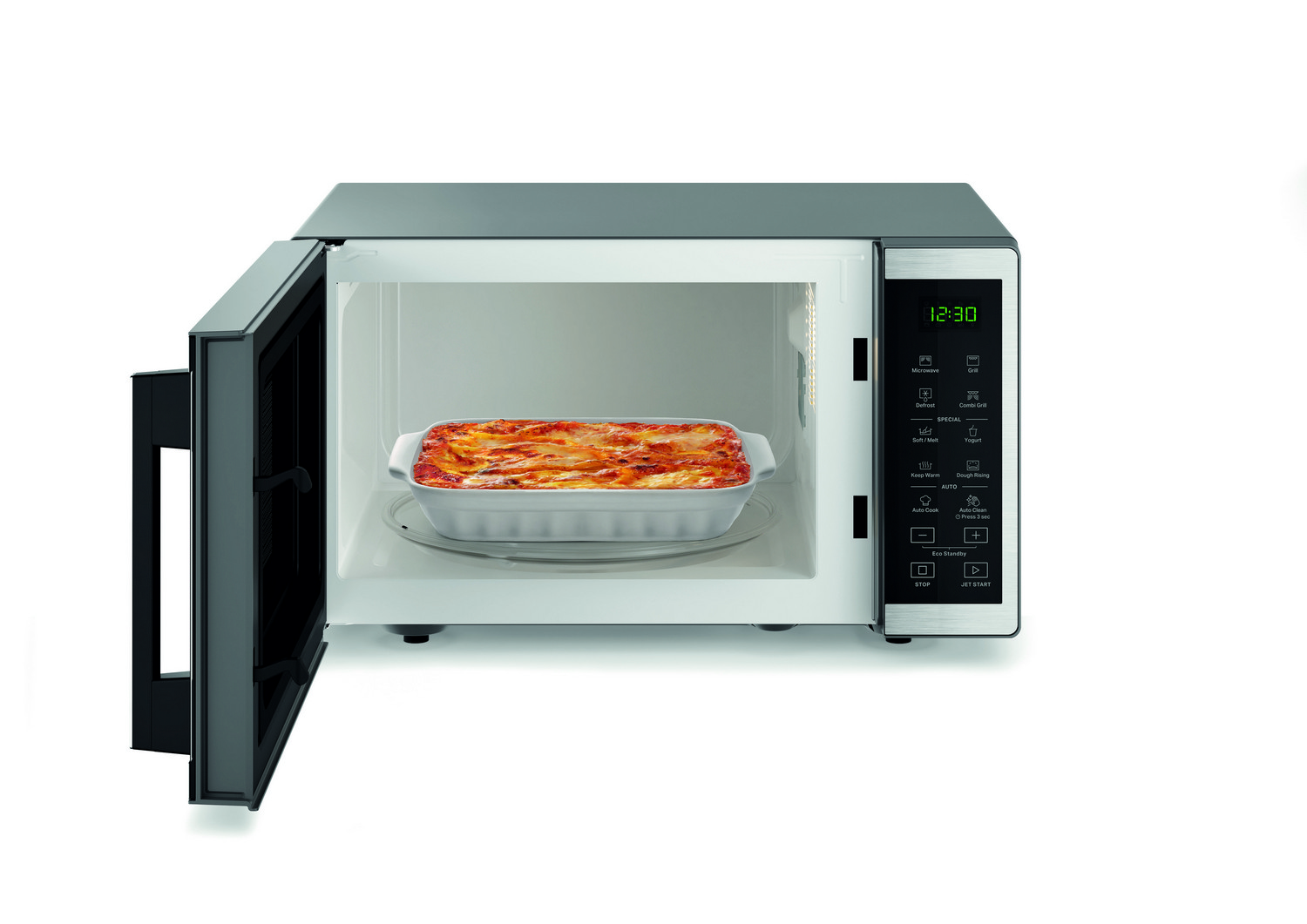 Un horno microondas con la puerta abierta, mostrando un plato de cazuela dentro.
