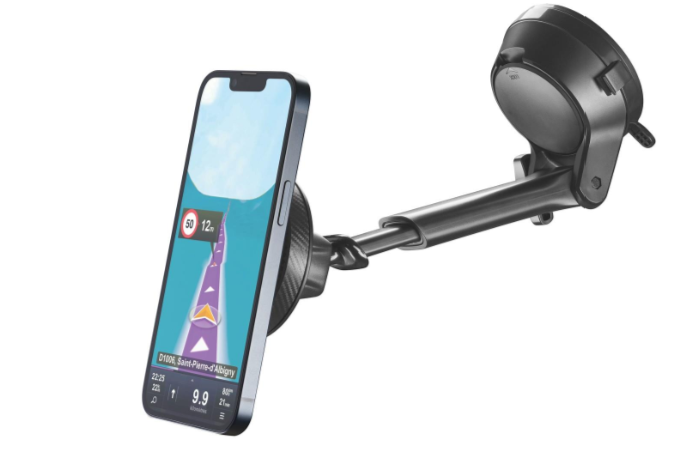 Smartphone an einer Autoscheibe befestigt. Navigationsbildschirm zeigt Straßenkarte.