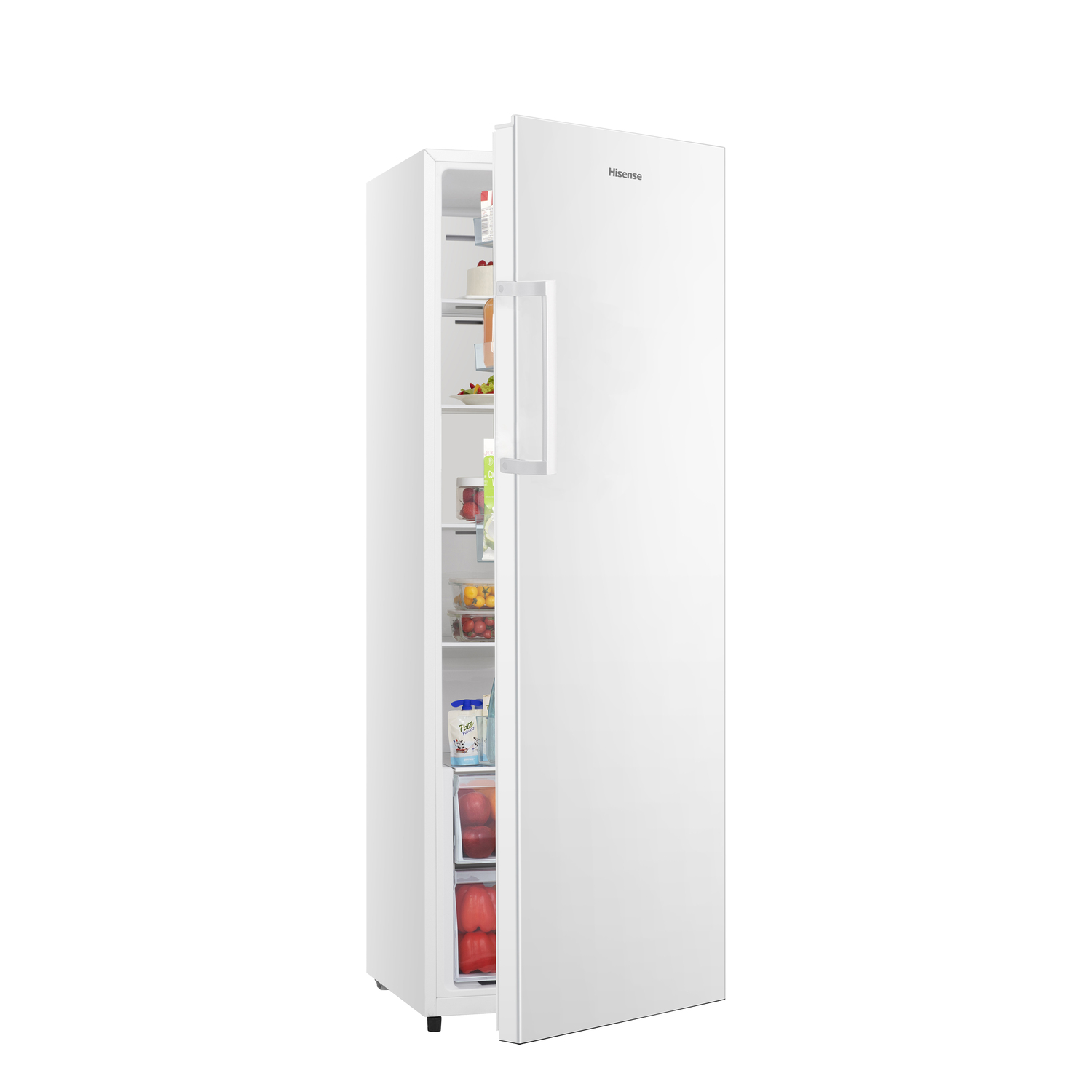 Witte Hisense koelkast met de deur open. Planken met eten zijn van binnen zichtbaar. Witte achtergrond.
