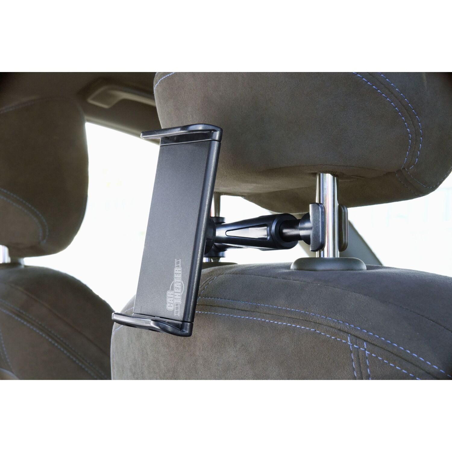 Support de tablette noir fixé à l'appuie-tête d'une voiture.
