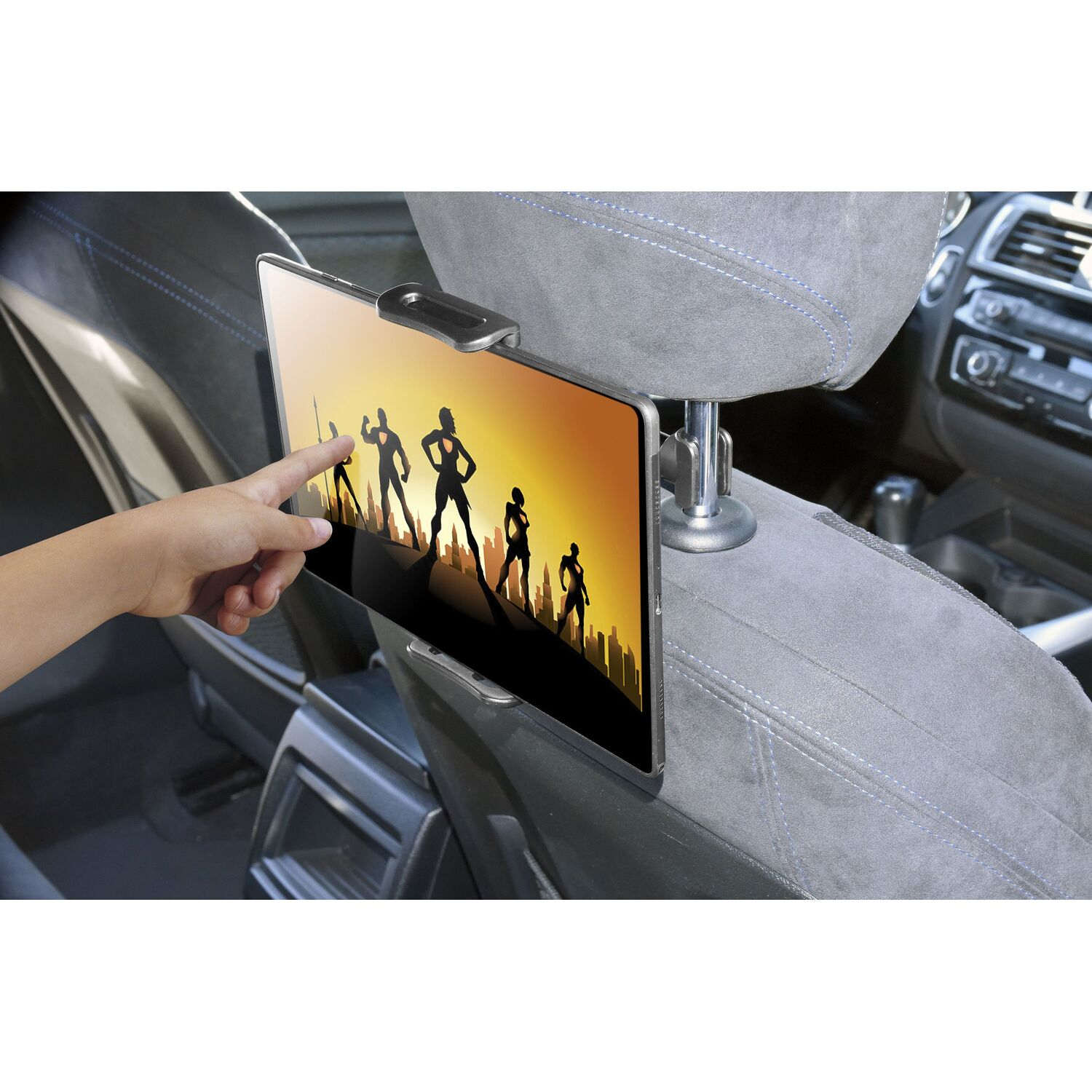 Une tablette affichant une image de silhouette, montée sur l'appuie-tête d'un siège de voiture.