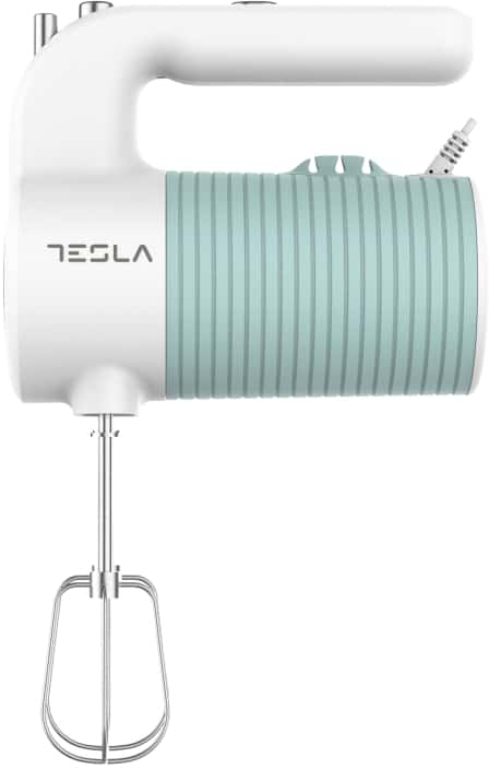 Egy fehér és türkizkék kézi mixer Tesla logóval. Van egy fogantyúja és egy habverője.