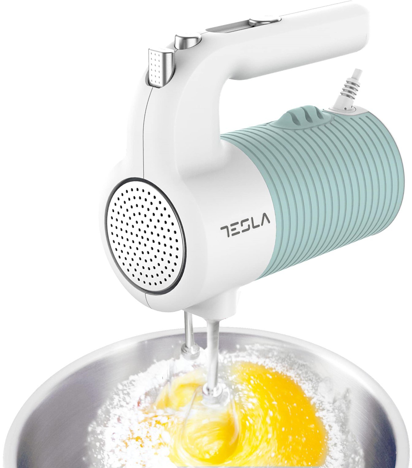 Egy fehér és türkiz Tesla kézi mixer, amely hozzávalókat kever egy tálban.