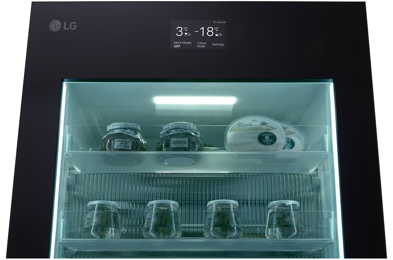 Hűtőszekrény belseje üvegekkel és ételekkel. A digitális kijelző 3°C és -18°C-ot mutat. Fekete külső.