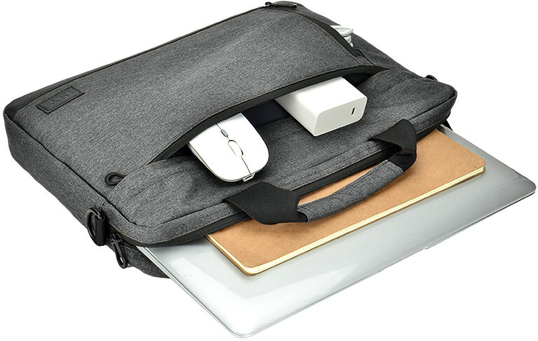Una borsa grigia per laptop con laptop, mouse, caricabatterie e blocco note.