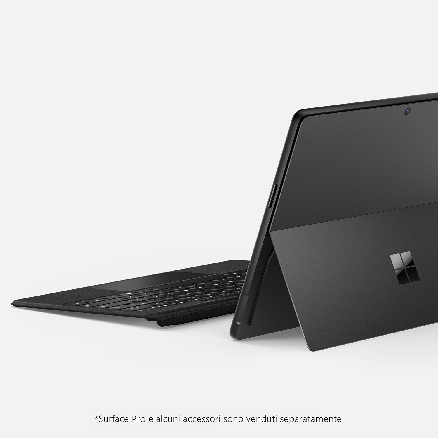 Tablet e tastiera neri. Sfondo bianco. Surface Pro e accessori venduti separatamente.