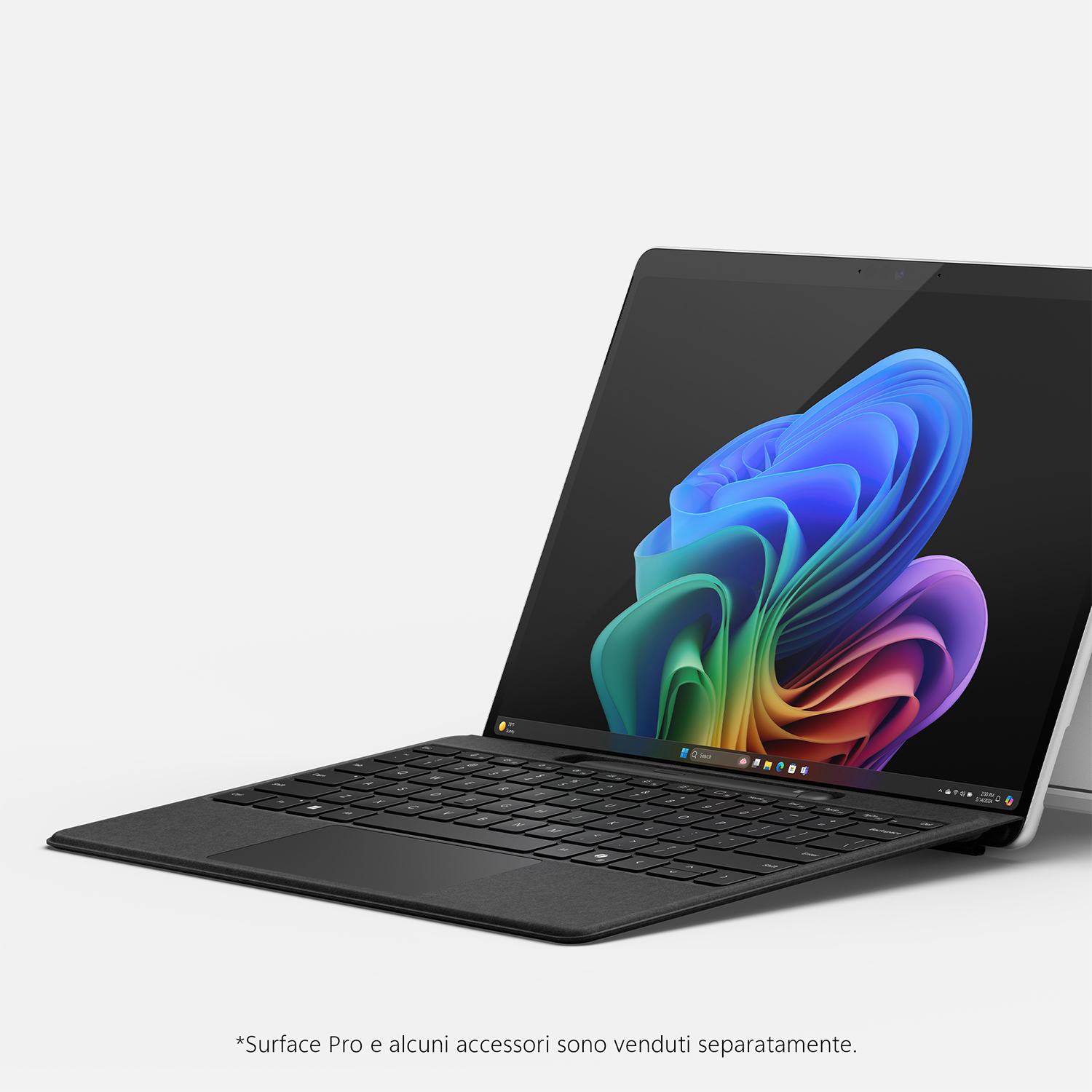 Un laptop con tastiera nera è aperto su una superficie bianca. Lo schermo mostra un'immagine astratta colorata.