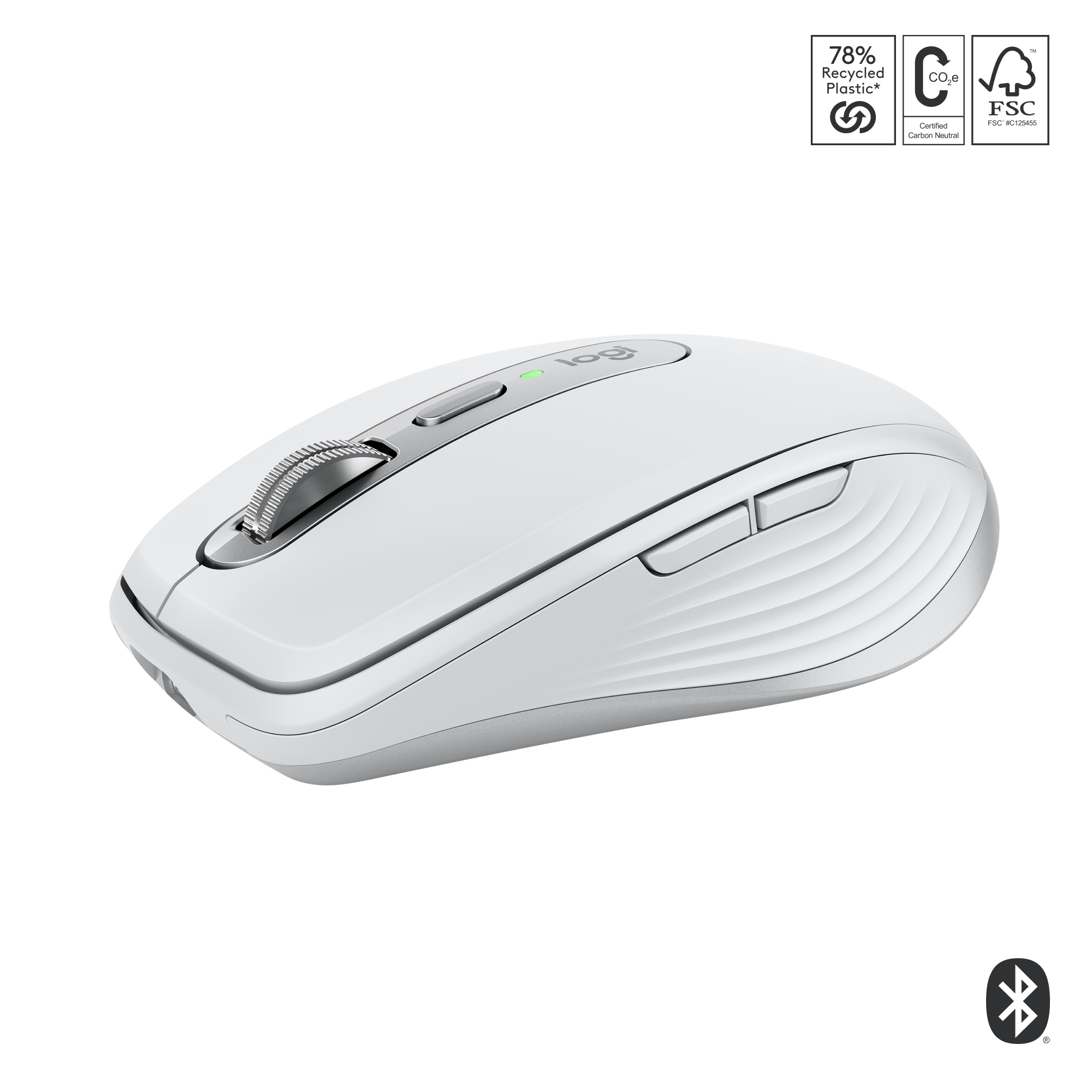 Eine weiße Logitech-Maus mit Scrollrad und Tasten, vor weißem Hintergrund.