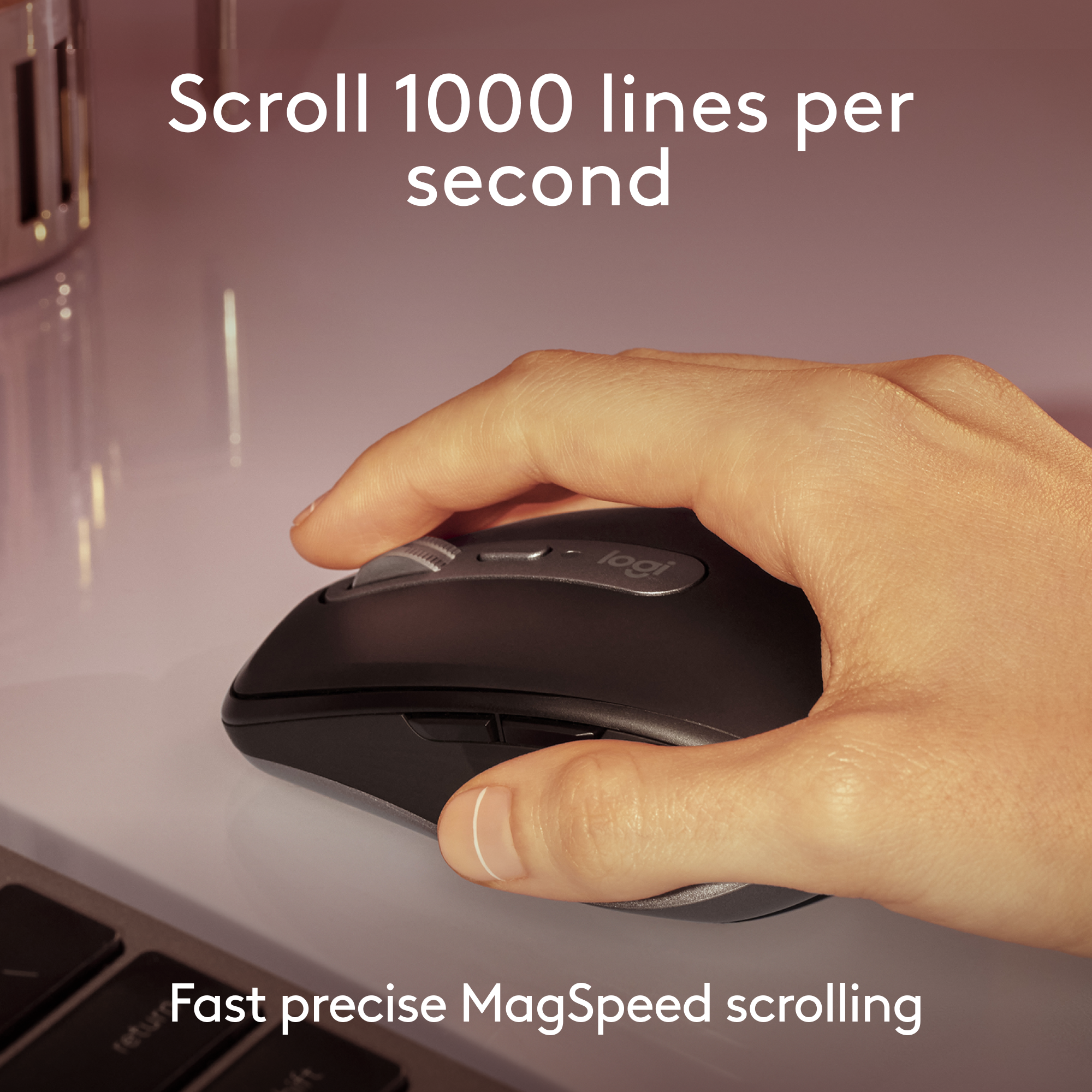Hand, die eine Maus mit schnell scrollendem Text hält.