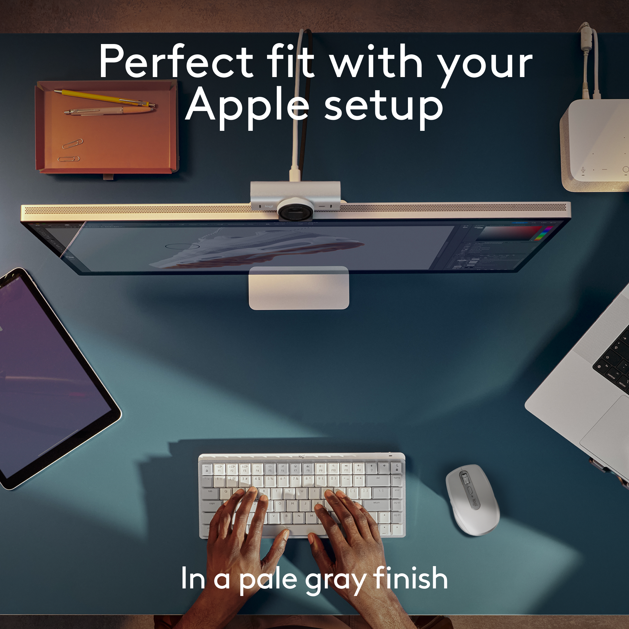 Draufsicht auf einen Schreibtisch mit Computer-Setup und Zubehör.