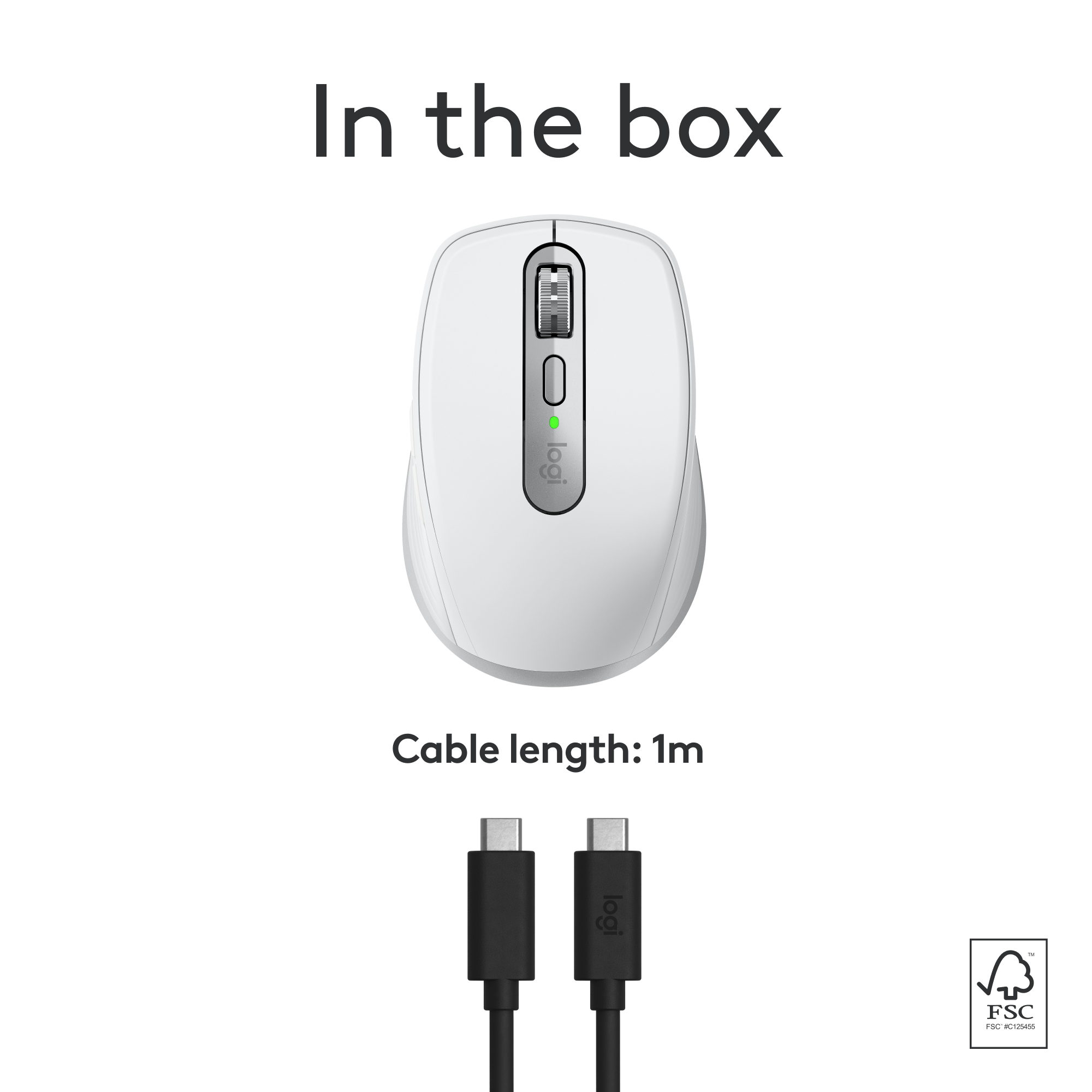 Weiße Computermaus mit Ladekabel. Die Maus ist mit dem Logi-Logo versehen.