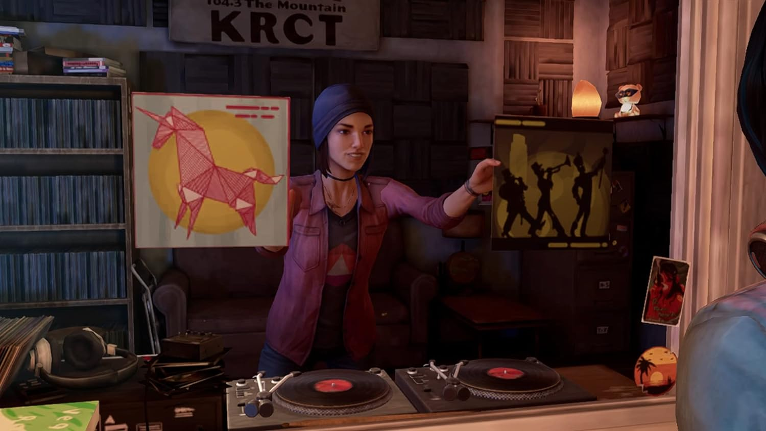 Una mujer en una cabina de radio sostiene dos discos de vinilo. Uno tiene un unicornio, el otro una silueta. Tocadiscos en primer plano.