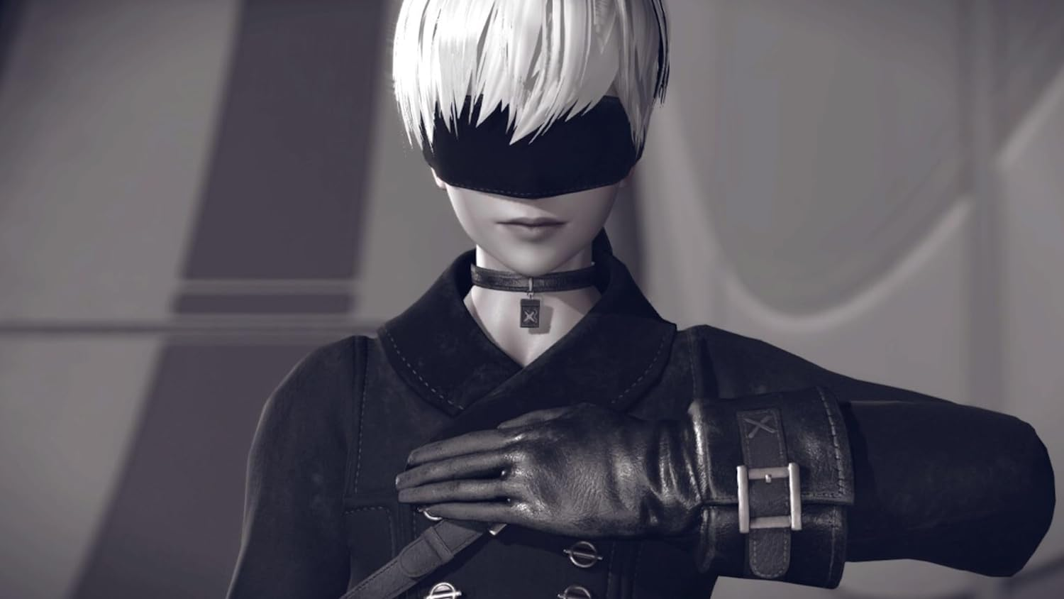 Un personaje con cabello blanco y una venda en los ojos se toca el pecho. Viste ropa negra y un collar.