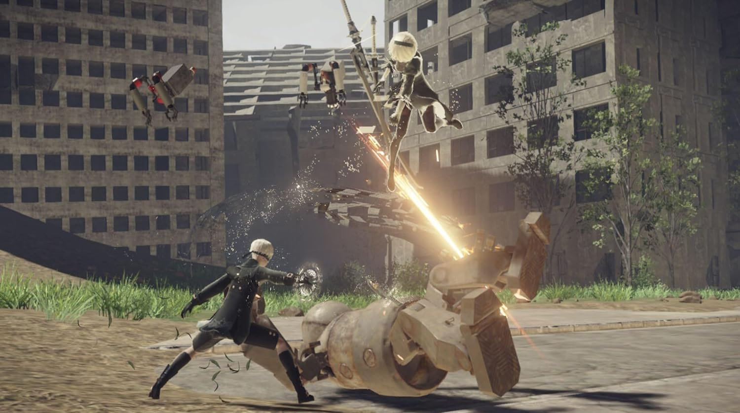 Escena de juego: dos personajes luchando contra robots en ciudad arruinada con explosiones.