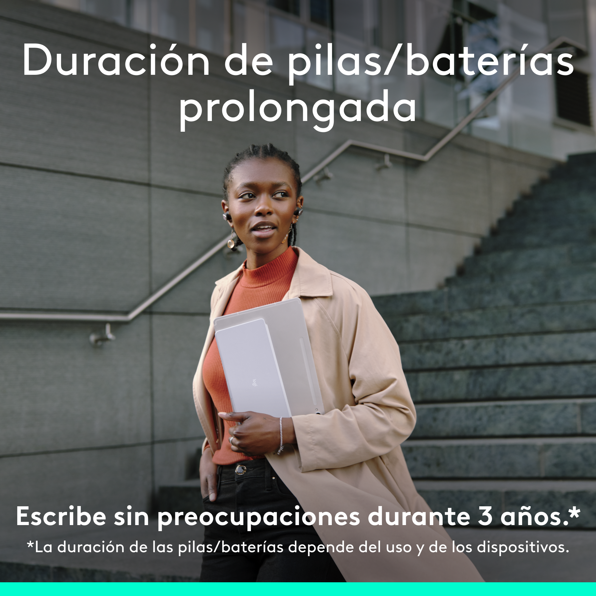Mujer caminando, sosteniendo una laptop, con texto: 'Larga duración de la batería' y 'Escribe sin preocupaciones'.
