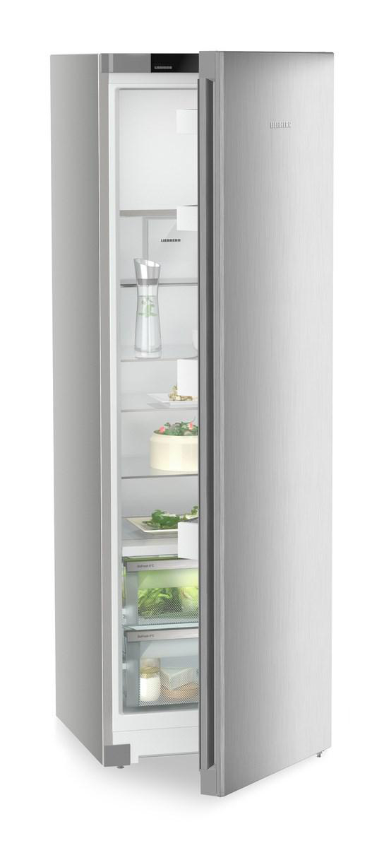 Edelstahlkühlschrank, Tür offen, Regale mit Artikeln, weißer Hintergrund.