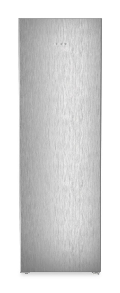 Ein Edelstahlkühlschrank mit vertikalem Design, weißer Hintergrund.