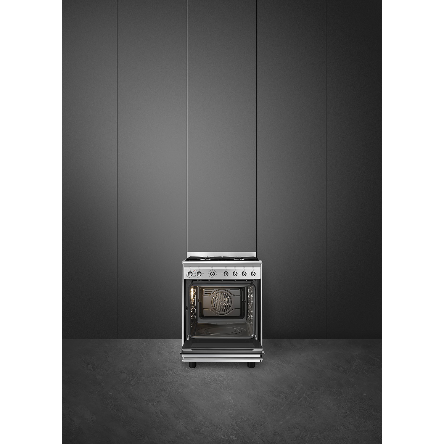 Forno in acciaio inox con la porta aperta, contro un muro grigio scuro.