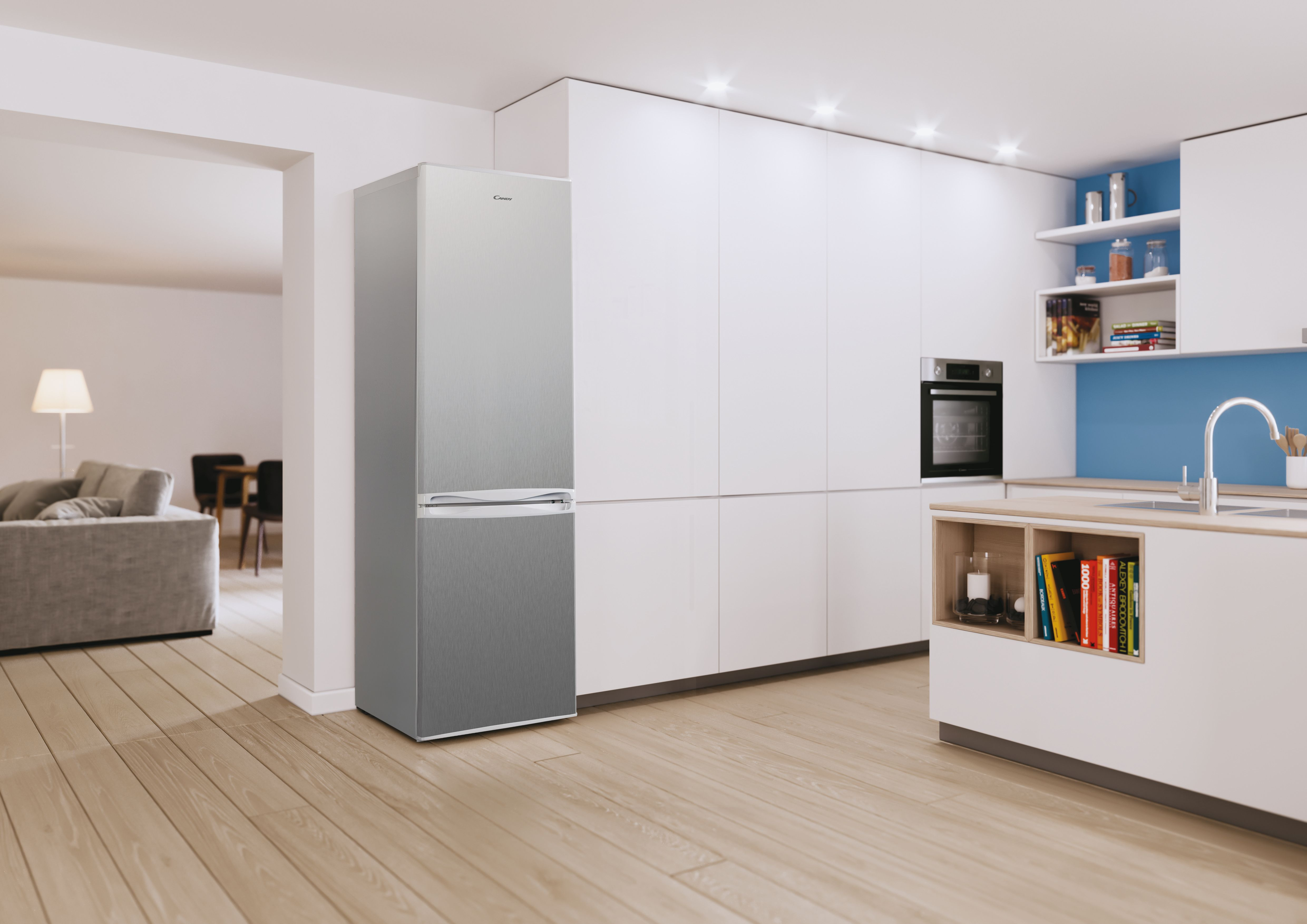 Una cocina moderna con nevera, horno y armarios.