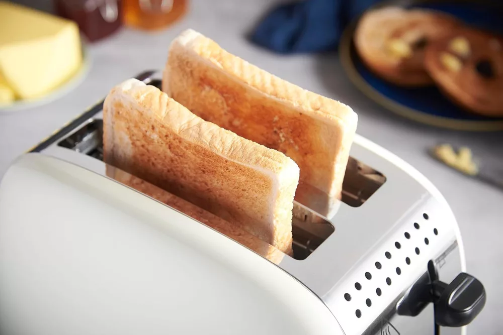 Tostapane con due fette di pane tostato.