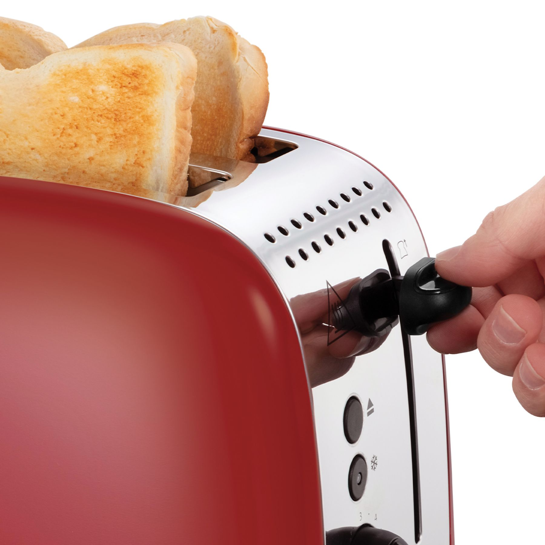 Un tostapane rosso con pane tostato nelle fessure. Una mano preme la leva per attivare il tostapane.