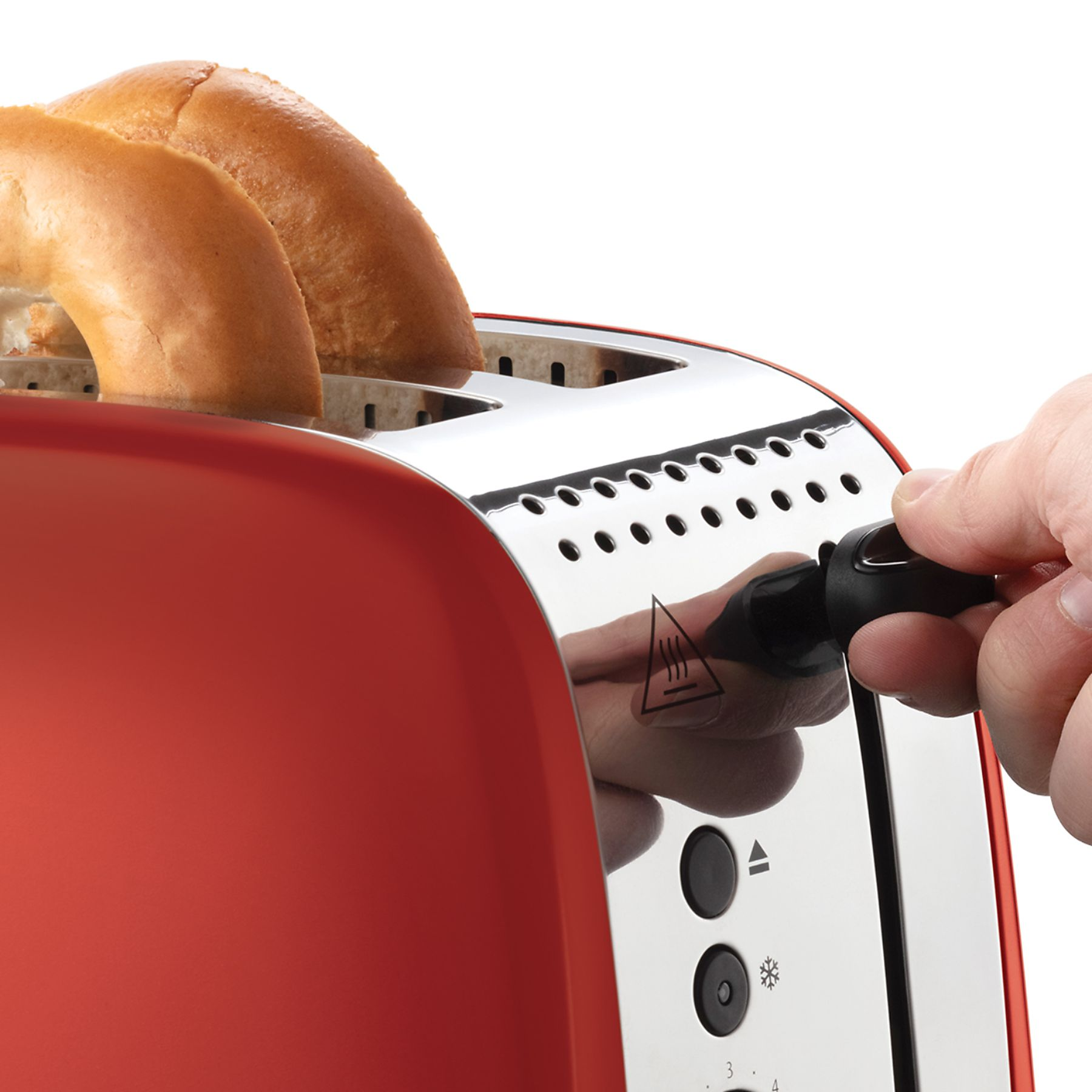 Tostapane rosso con bagel, con una mano che regola il controllo della doratura.
