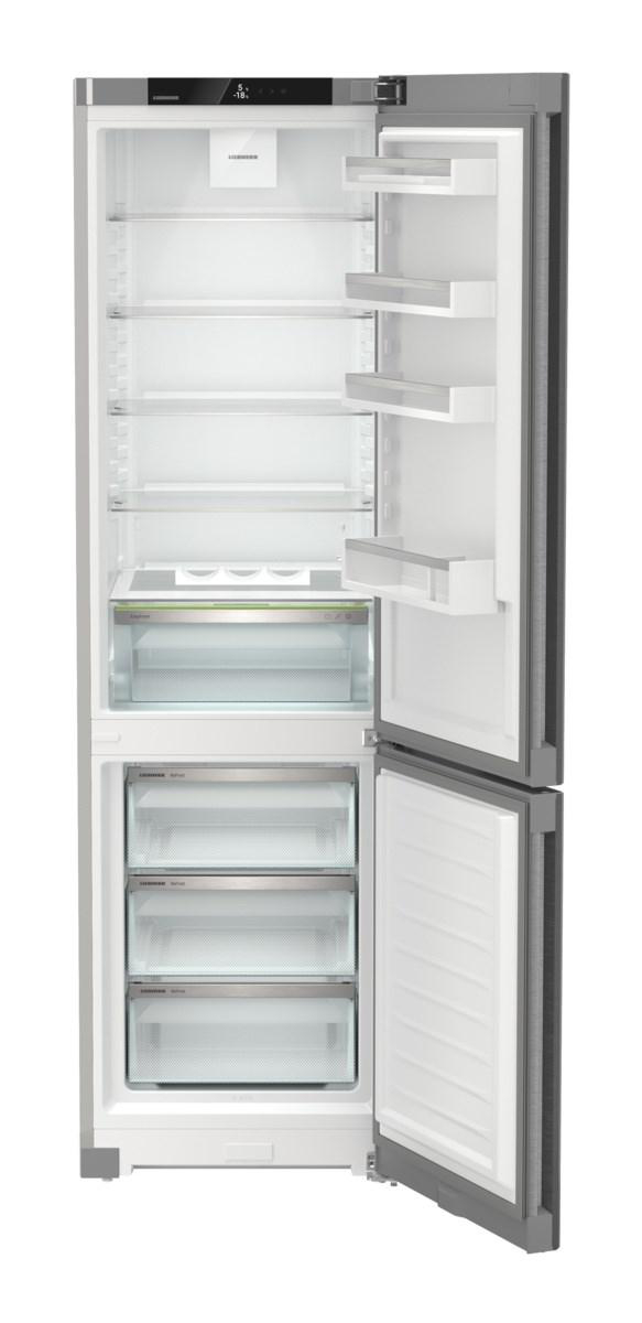 Offener Kühlschrank. Er ist leer mit Glasböden und Schubladen. Die Tür ist geöffnet und zeigt das Innere.
