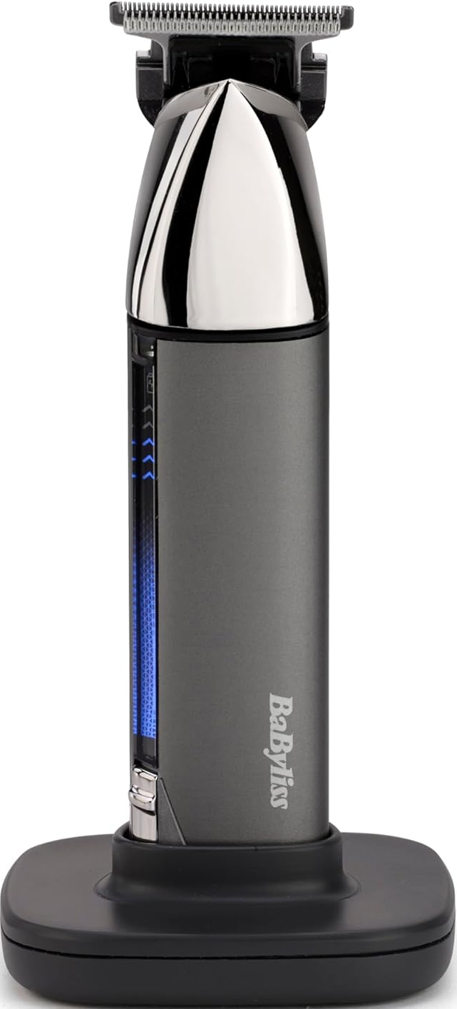 Ein Babyliss Haartrimmer auf einer Ladestation. Es ist dunkelgrau und silber.