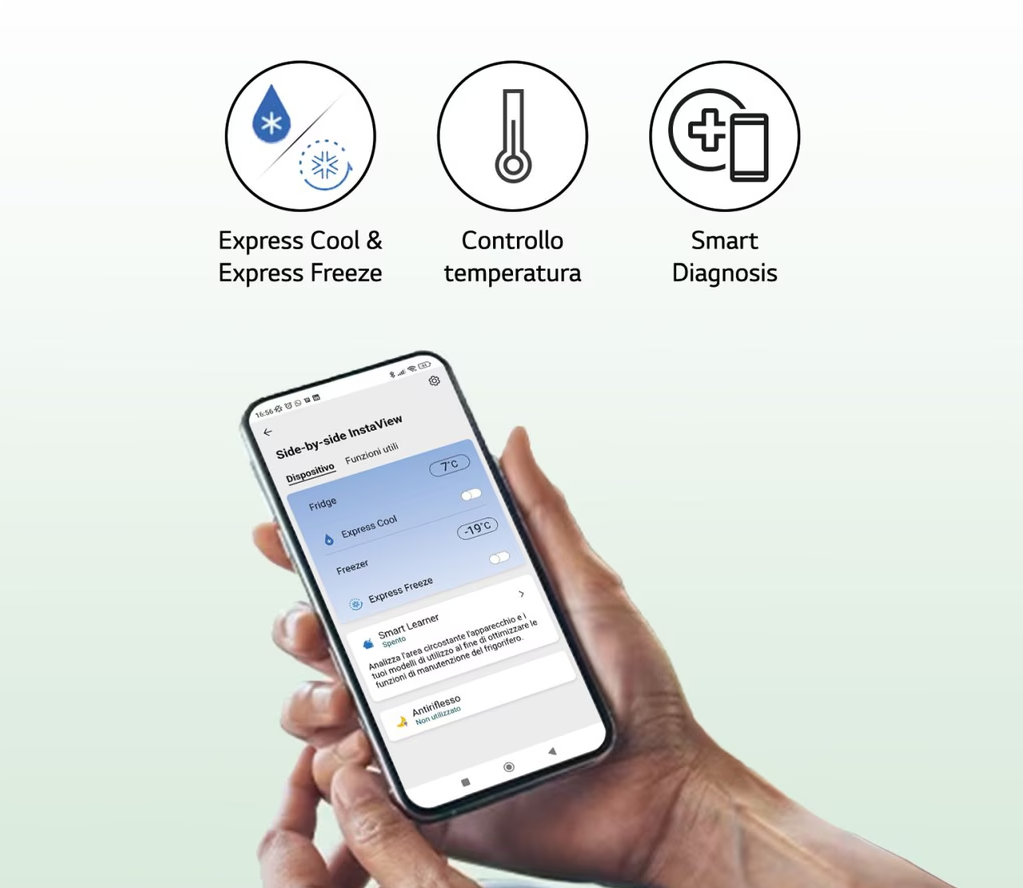Egy személy egy telefont tart, amely egy hűtőalkalmazást mutat, olyan funkciók ikonjaival, mint a 'Express Cool' és a 'Smart Diagnosis'.