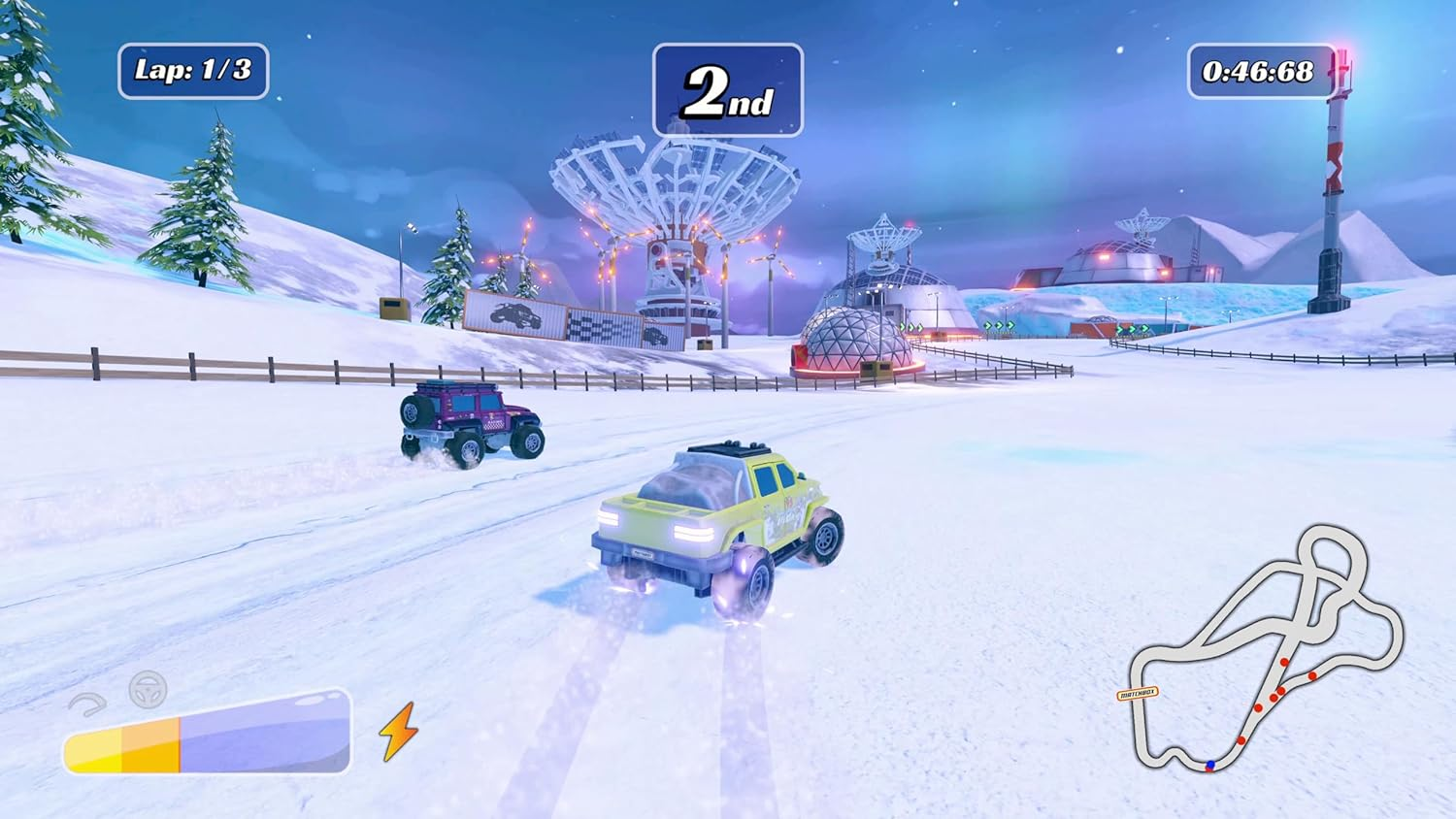 Una escena de juego de carreras con dos coches en una pista nevada y un mapa en la esquina inferior derecha.