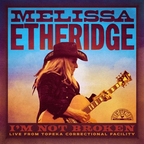Albumcover für Melissa Etheridge - I'm Not Broken. Zeigt Melissa mit einer Gitarre.