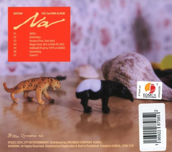 Rückseite von Nayeons Album, mit Titelliste und Spielzeugtieren.