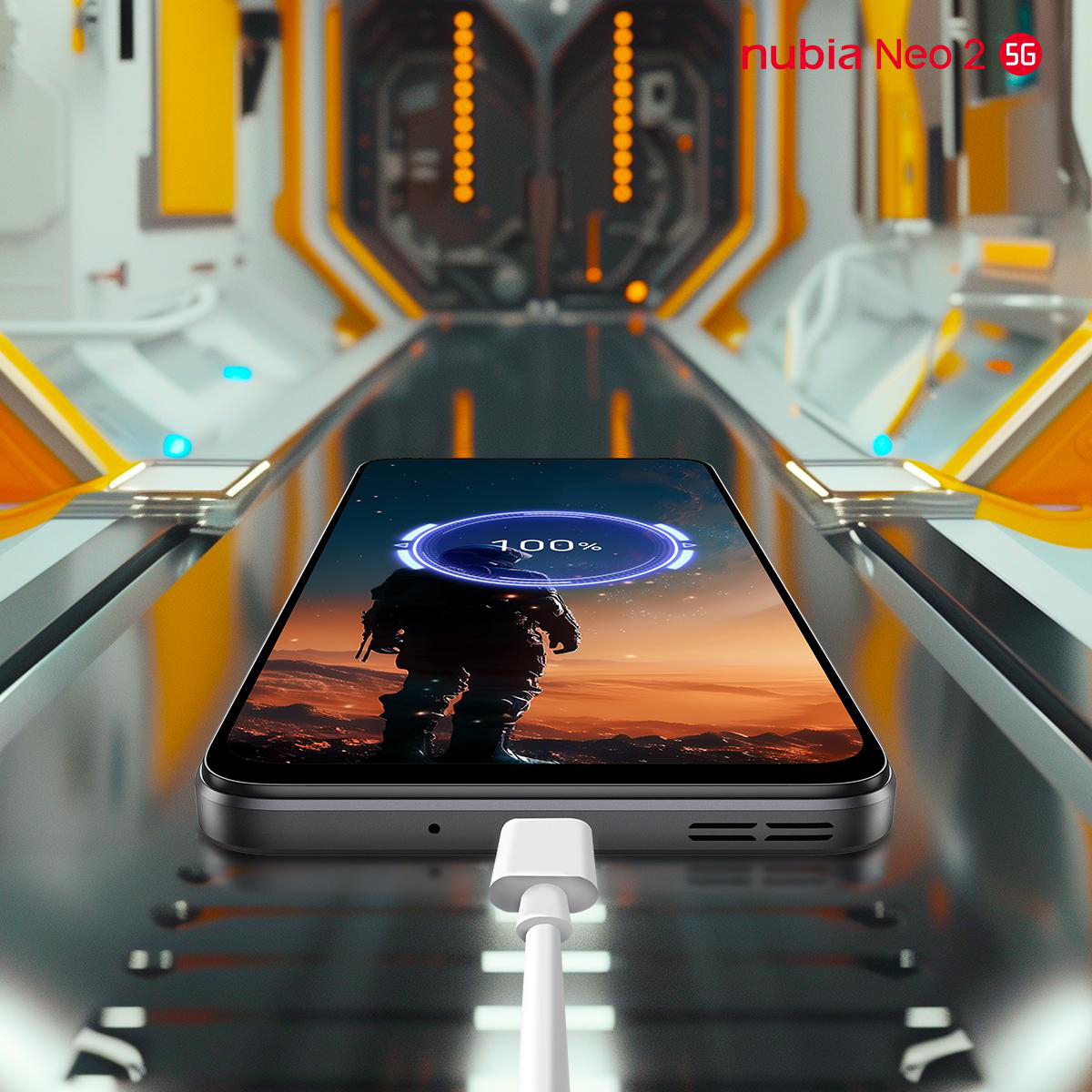 Smartphone lädt, Bildschirm zeigt 100% geladen. Futuristischer Hintergrund mit Neonlichtern.